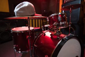 Drum set in dark record studio 561114